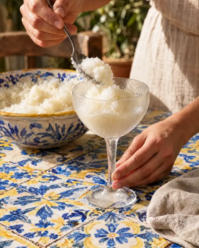 Versare la granita di mandorle in un bicchiere freddo