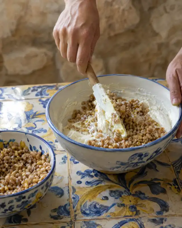 Incorporare il grano cotto nella crema di ricotta