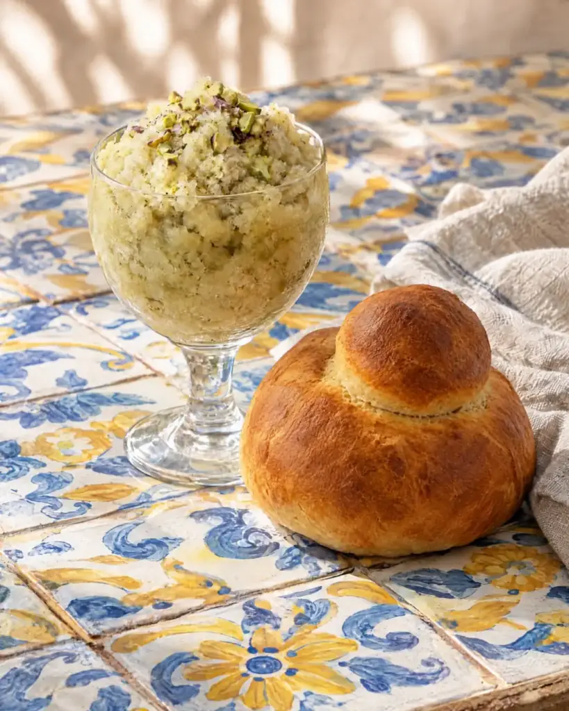 Pistaziengranita mit warmer Brioche